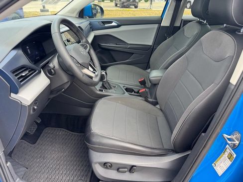 Used 2022 Volkswagen Taos SE w/ Panoramic Sunroof Package FWD image 7