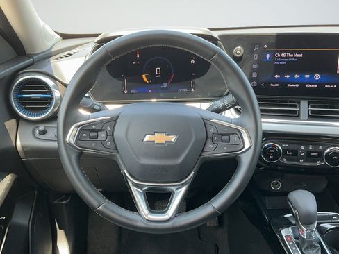 Used 2025 Chevrolet Trax LT w/ LT Convenience Package FWD image 9