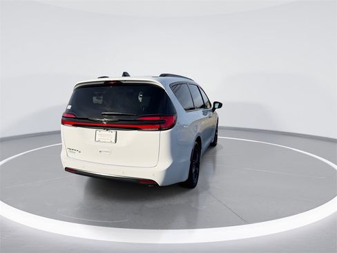New 2026 Chrysler Pacifica Select w/ S Appearance Package image 8