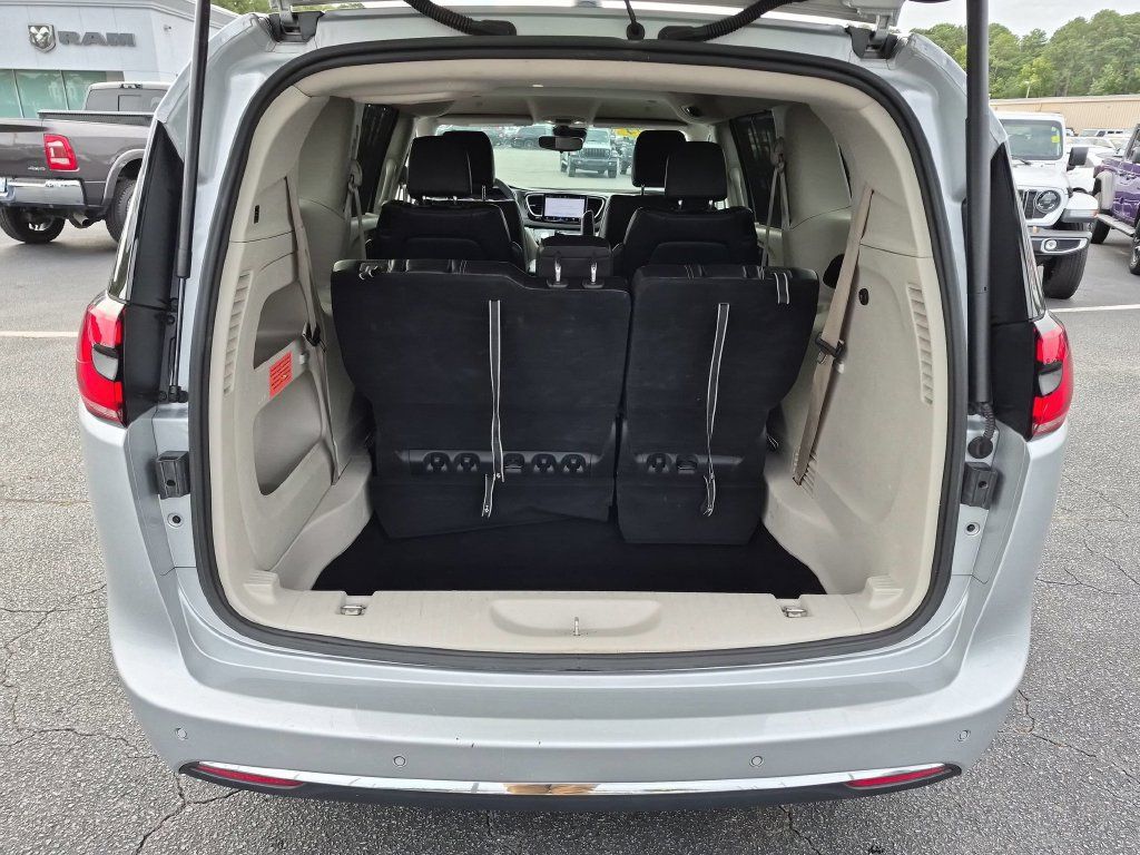 Used 2024 Chrysler Pacifica Touring-L FWD image 25