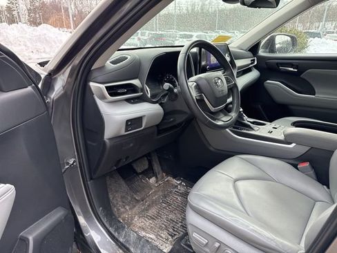 Used 2023 Toyota Highlander XLE image 19