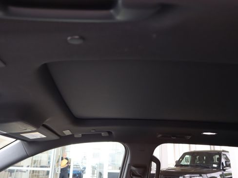 Used 2025 Chevrolet Traverse RS FWD image 19