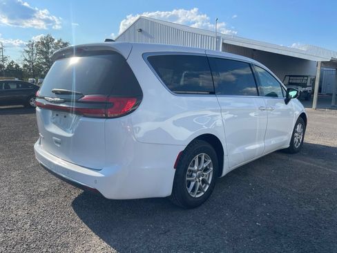 Used 2024 Chrysler Pacifica Touring-L FWD image 6