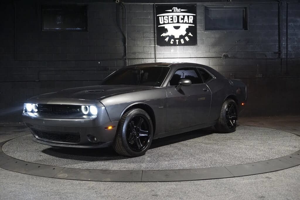 Used 2018 Dodge Challenger R/T w/ Blacktop Package RWD image 2