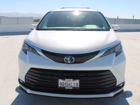 Certified 2025 Toyota Sienna XLE w/ XLE Plus Package FWD image 7