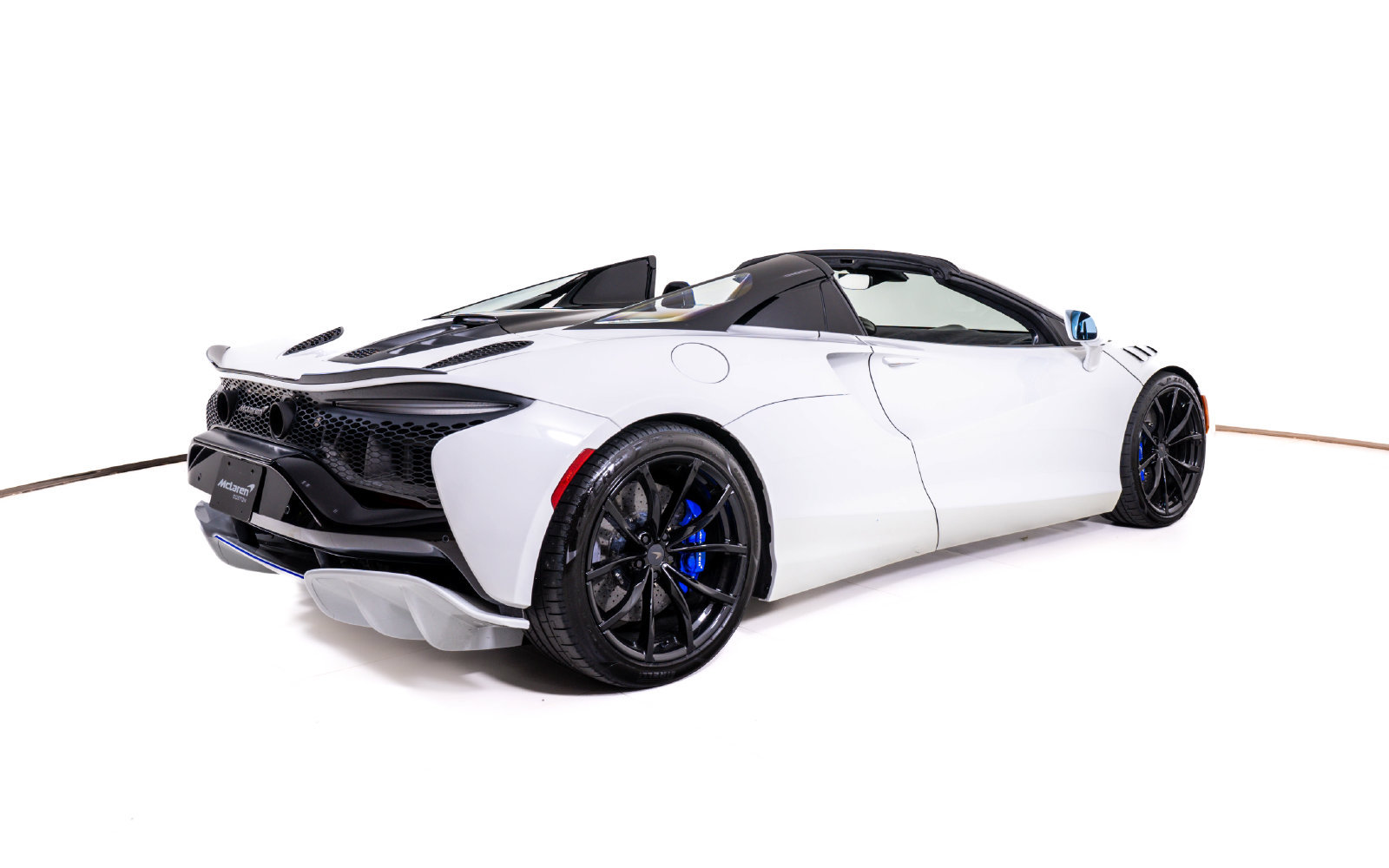 Used 2025 McLaren Artura Spider RWD image 7