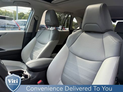 Used 2019 Toyota RAV4 Limited image 18