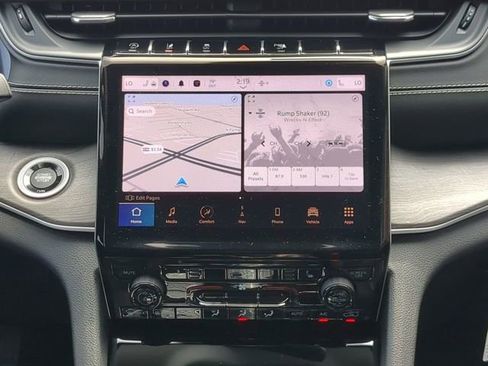 Used 2023 Jeep Grand Cherokee Limited w/ Black Appearance Package image 17