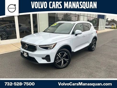 Certified 2025 Volvo XC40 B5 Core AWD/4WD image 1