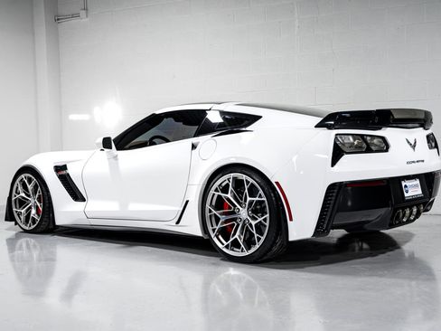 Used 2015 Chevrolet Corvette Z06 w/ 3LZ Preferred Equipment Group image 5