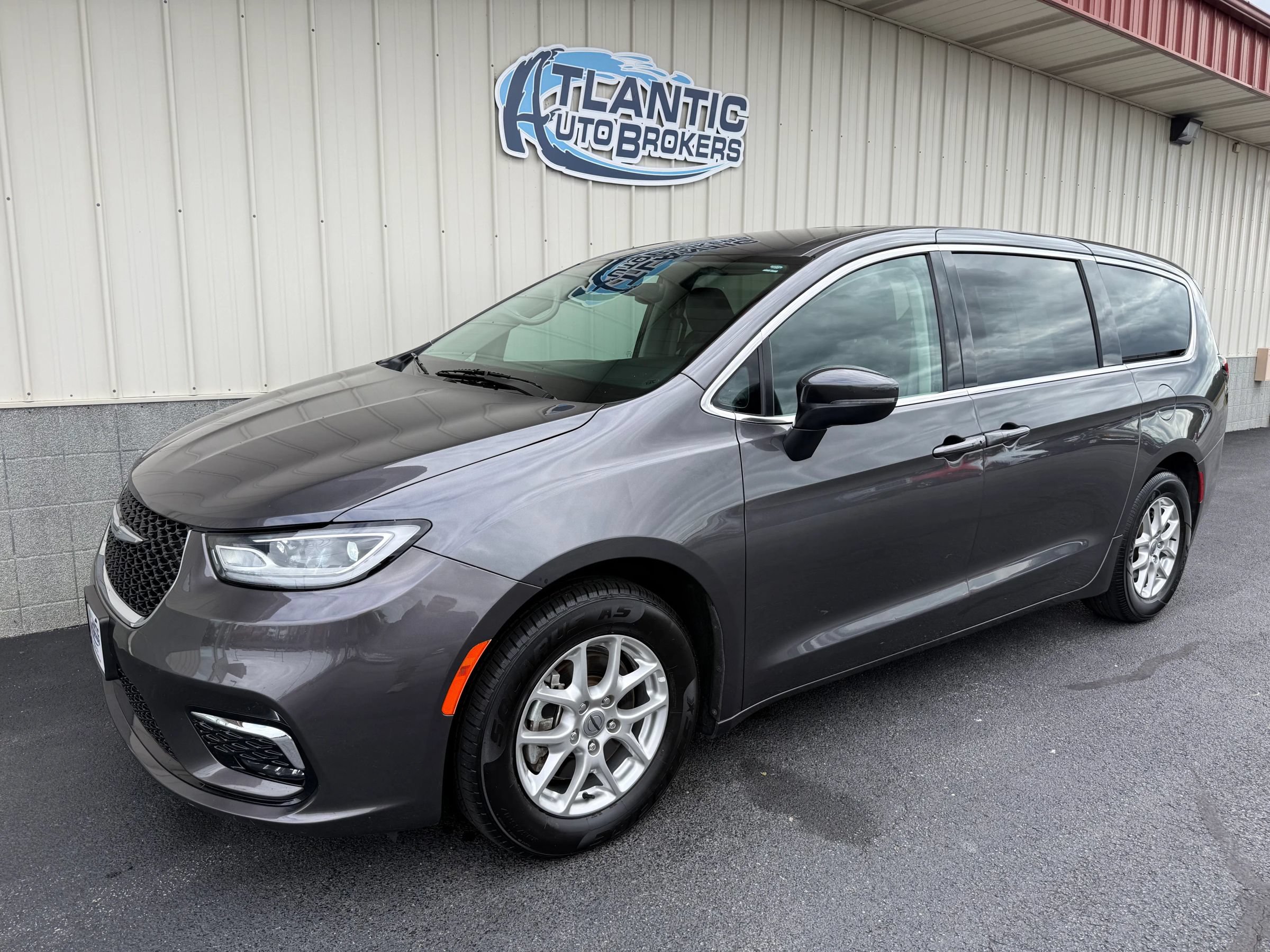 Used 2023 Chrysler Pacifica Touring-L FWD image 1