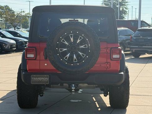 Used 2018 Jeep Wrangler Unlimited Sport S AWD/4WD image 3