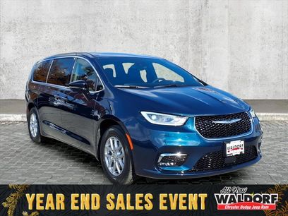 Used 2025 Chrysler Pacifica Select