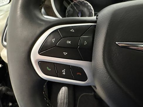 Used 2022 Chrysler Pacifica Limited AWD/4WD image 23