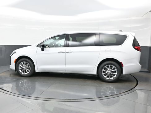 New 2027 Chrysler Pacifica Select AWD/4WD image 3