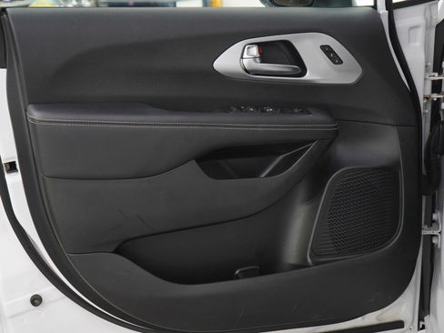 Used 2023 Chrysler Pacifica Touring-L w/ S Appearance Package image 21