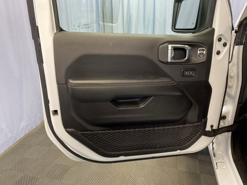 Used 2024 Jeep Wrangler Sahara image 11