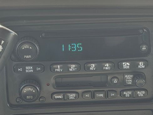 Used 2005 GMC Sierra 2500 SLE w/ Heavy-Duty Power Package image 3