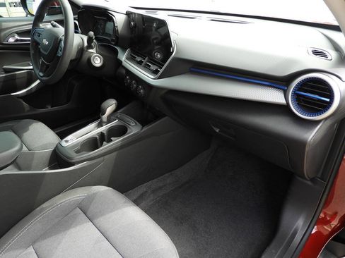 Used 2025 Chevrolet Trax LS w/ LS Convenience Package FWD image 31