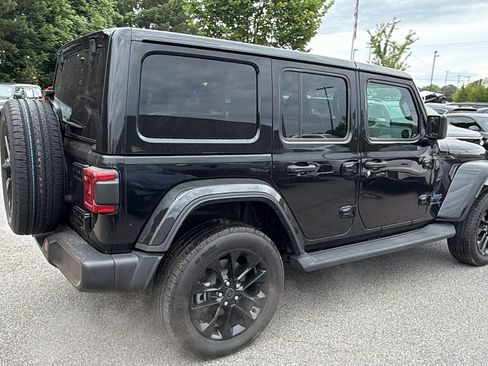 Used 2025 Jeep Wrangler Unlimited Sahara AWD/4WD image 8