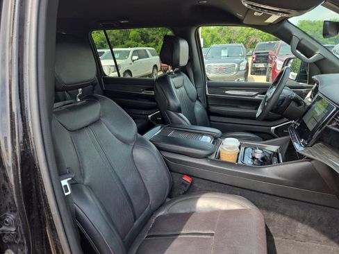 Used 2022 Jeep Wagoneer Series III w/ Flexible Seating Group AWD/4WD image 10