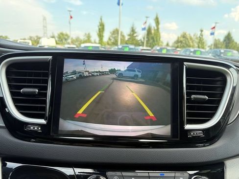 Used 2024 Chrysler Pacifica Touring-L FWD image 27