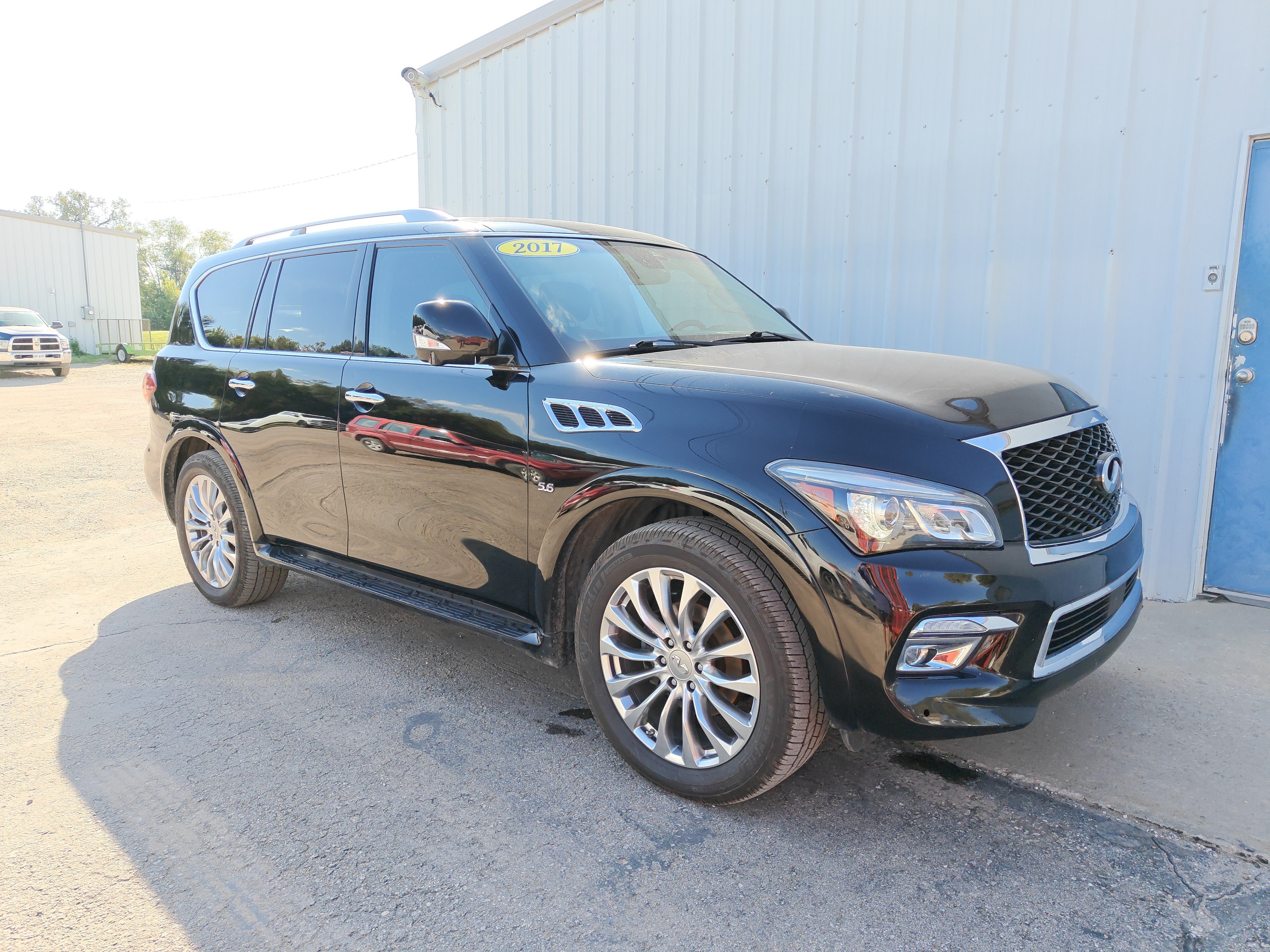 Used 2017 INFINITI QX80 4WD w/ Driver Assistance Package image 2