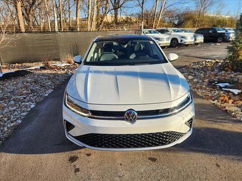 Used 2025 Volkswagen Jetta SE w/ Sunroof Package image 8