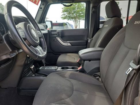 Used 2018 Jeep Wrangler Unlimited Sahara w/ Connectivity Group AWD/4WD image 4