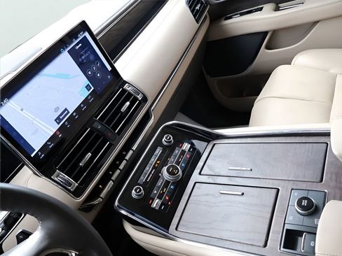 Used 2024 Lincoln Navigator Premiere AWD/4WD image 21
