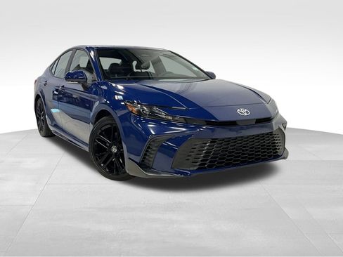 Used 2025 Toyota Camry SE image 1