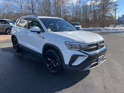 Certified 2023 Volkswagen Taos SE w/ Panoramic Sunroof Package image 5