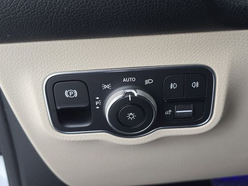 Used 2022 Mercedes-Benz GLB 250 w/ Premium Package Lite image 24