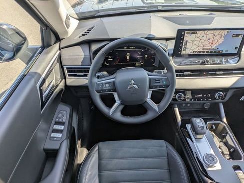 New 2025 Mitsubishi Outlander SE image 30