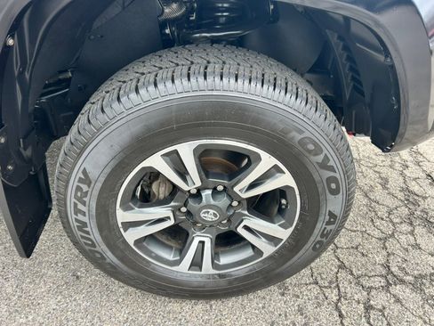 Used 2019 Toyota Tacoma TRD Sport w/ Technology Package image 13