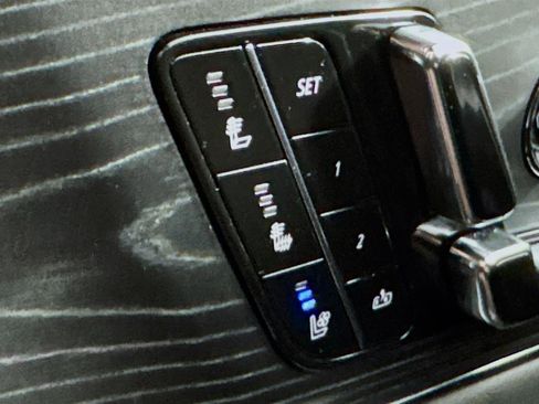 Used 2024 Cadillac Lyriq Luxury AWD/4WD image 5