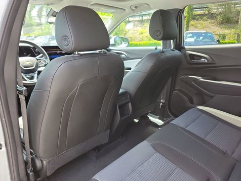 Used 2024 Chevrolet Trax LT w/ Sunroof Package FWD image 11