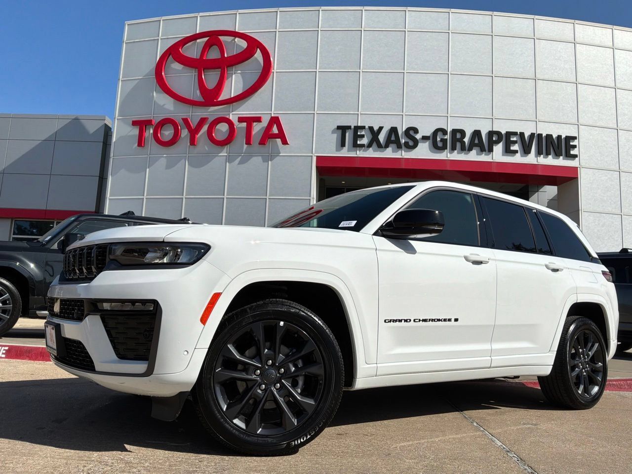 Used 2026 Jeep Grand Cherokee Limited AWD/4WD image 2