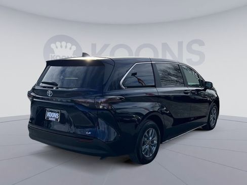 Used 2025 Toyota Sienna LE image 7