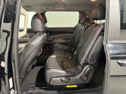 Used 2025 Kia Carnival FWD image 13