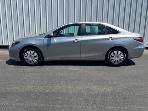 Used 2017 Toyota Camry LE FWD image 3