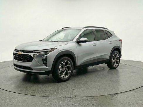 Used 2025 Chevrolet Trax LT FWD image 3
