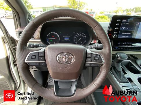 Used 2024 Toyota Sienna Platinum AWD/4WD image 39