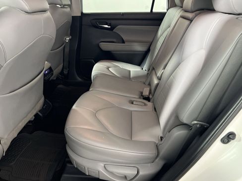 Used 2021 Toyota Highlander XLE image 24