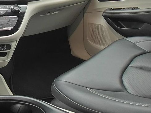 Used 2024 Chrysler Pacifica Touring-L FWD image 25