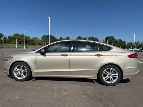 Used 2018 Ford Fusion SE w/ Fusion SE Technology Package FWD image 12