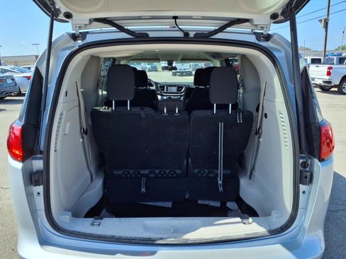 Used 2022 Chrysler Voyager LX image 17