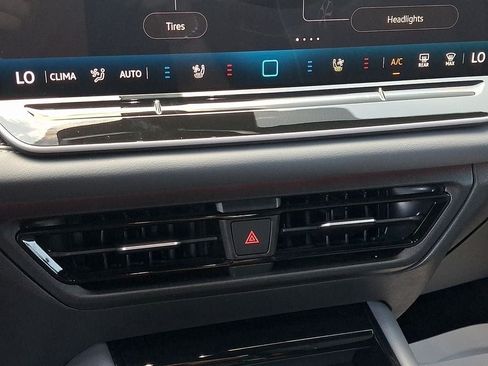 Certified 2025 Volkswagen Tiguan SEL R-Line AWD/4WD image 16