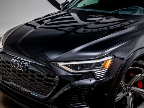 Used 2024 Audi Q8 e-tron Prestige image 20