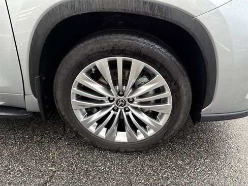 Used 2024 Toyota Highlander LE image 12